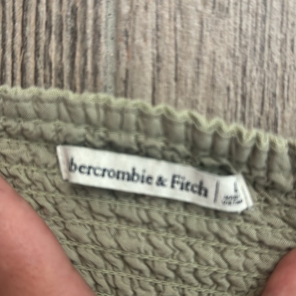 super cute size L sage green linen crop top from Abercrombie and Fitch - Picture 2 of 3
